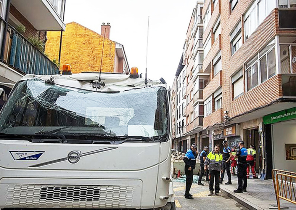 Un camión se empotra contra la sede de la AECC