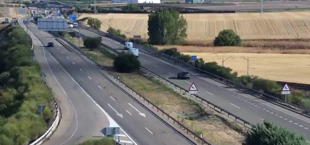 Un varón resulta herido tras el vuelco de un camión en la A-6 en Medina del Campo