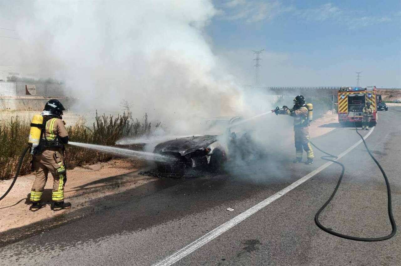 Un vehículo se incendia en Yecla por un cargador de teléfono móvil, sin heridos
