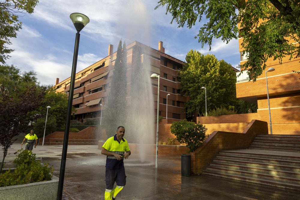 Una espectacular fuga de agua sorprende a los vecinos de la Avenida de Europa en Toledo