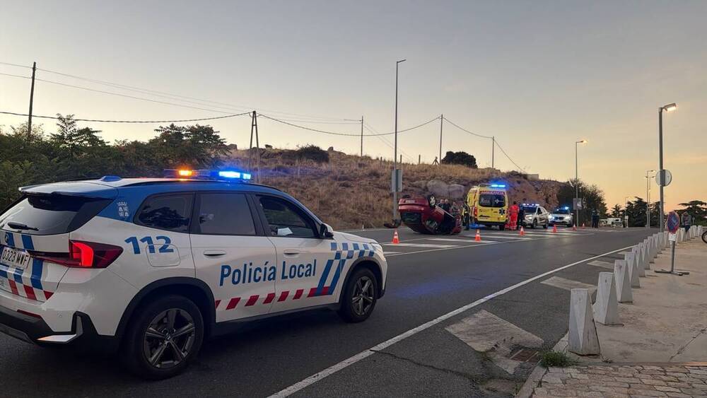 Una mujer de 65 años resulta herida tras volcar su vehículo en un accidente de tráfico