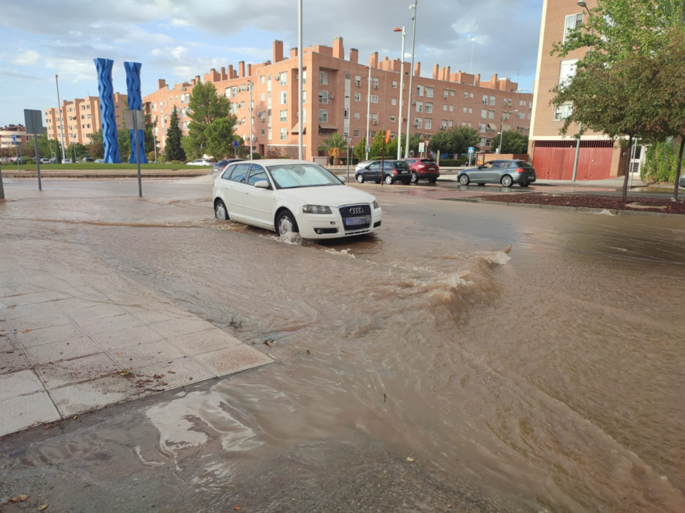 Una tubería rota causa una inundación en el barrio del Polígono