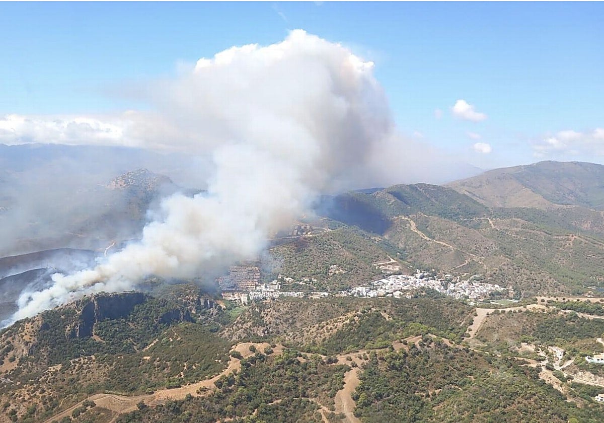 Urgente: Incendio forestal amenaza viviendas en Benahavís; se declara fase de emergencia y se ordena confinamiento preventivo