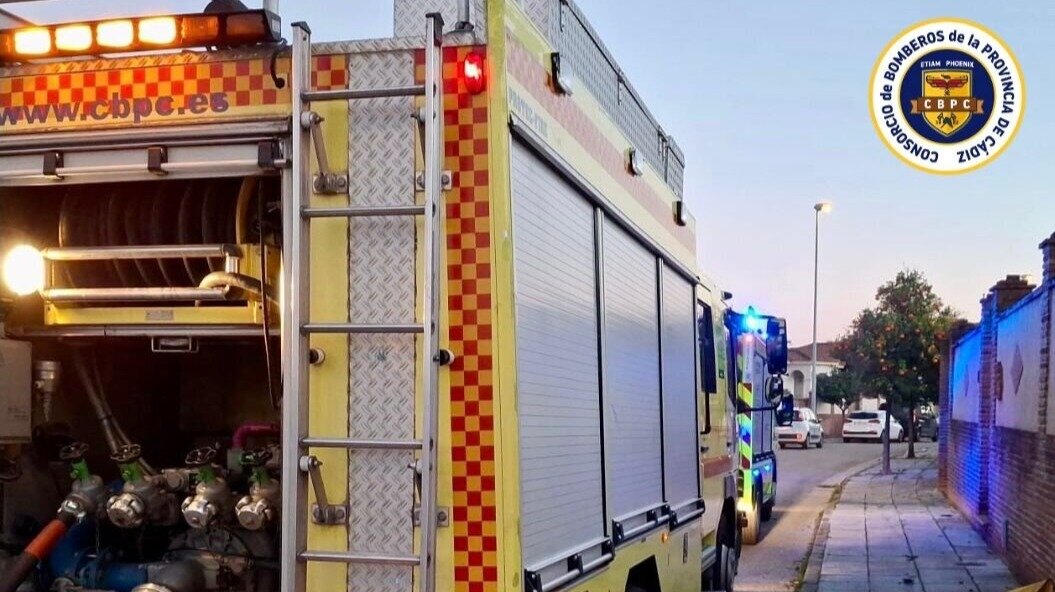 Urgente evacuación de un hombre de 65 años tras incendio en Utrera que moviliza a servicios de emergencia