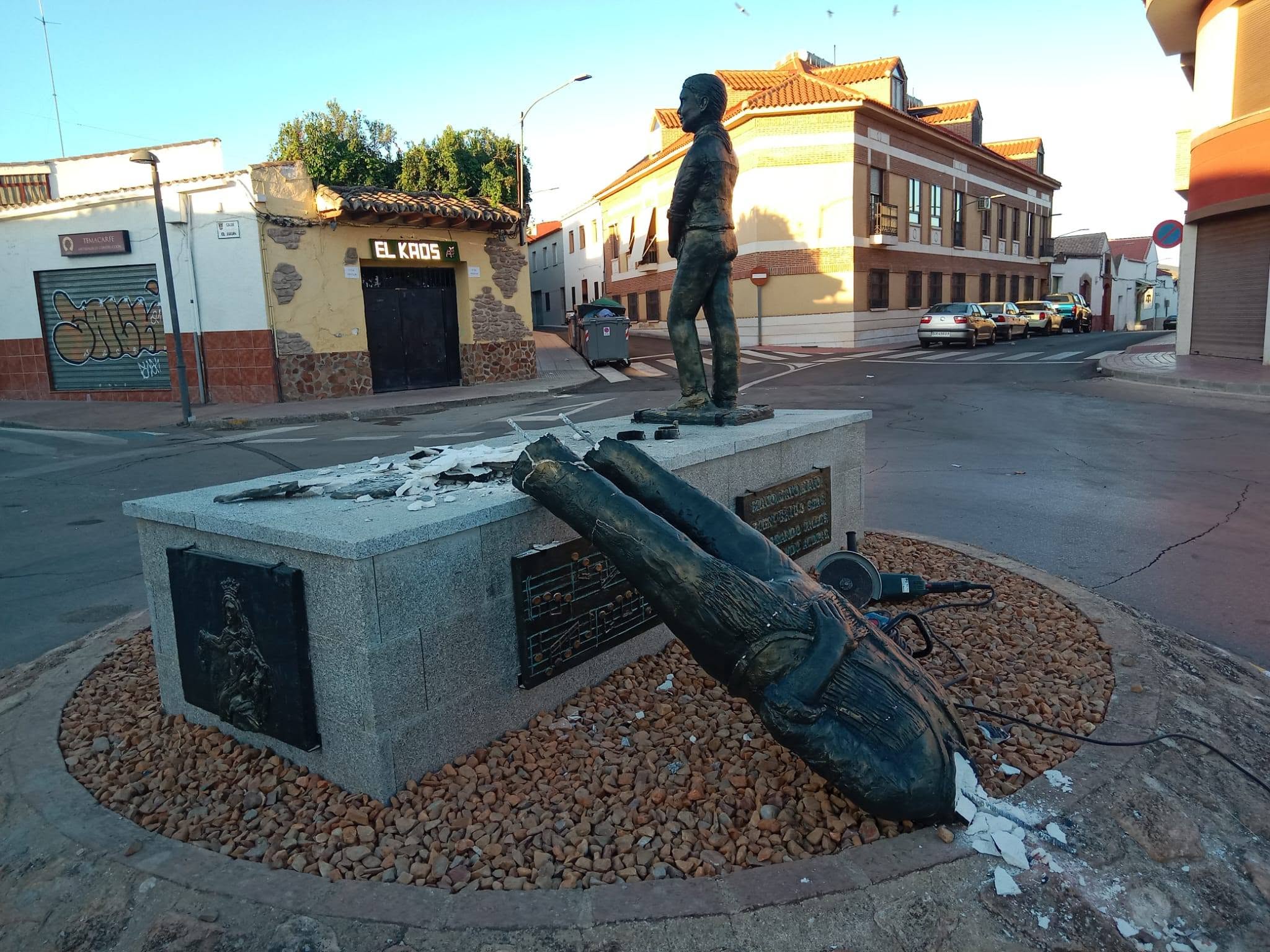 Vandalizan y derriban el monumento a ‘Los Mayos’ en Almodóvar del Campo