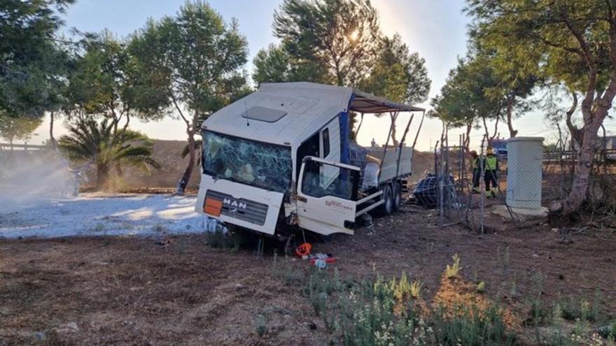 Un camión de mercancías peligrosas se sale de la A-7 y deja tres heridos en Alicante