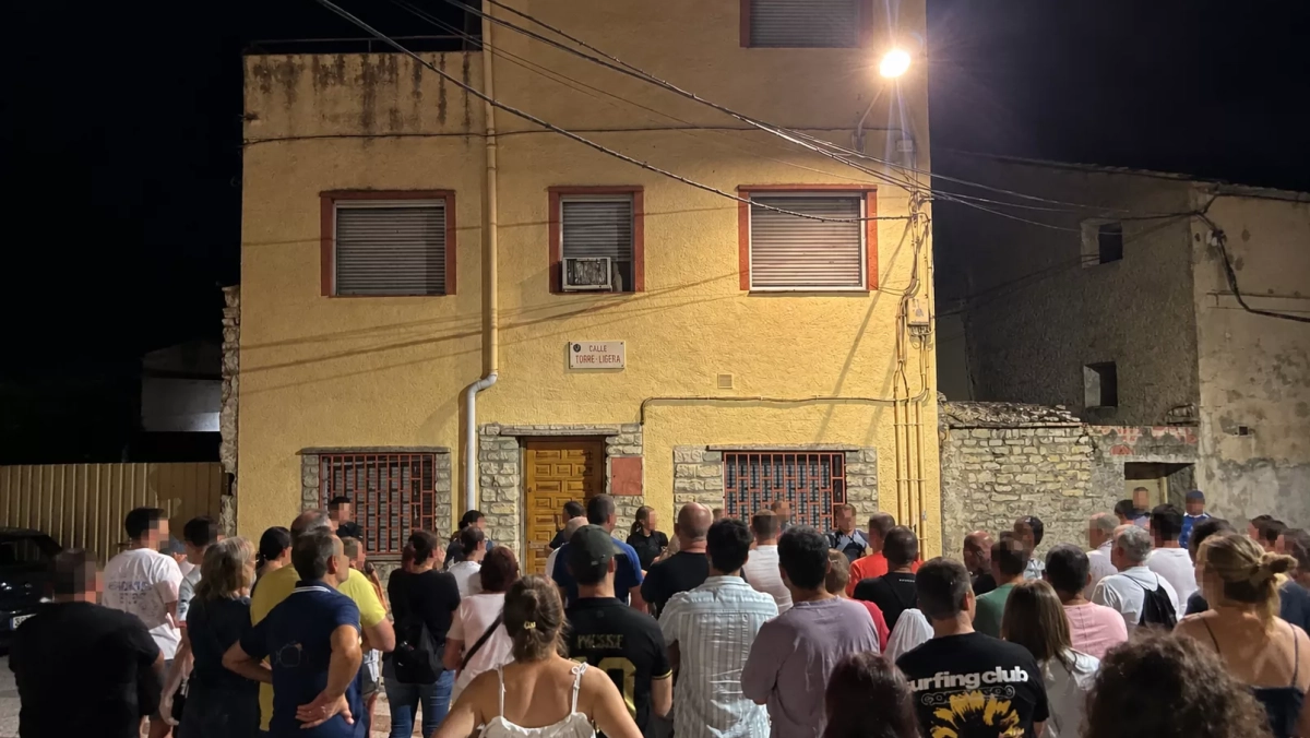 Más de 300 vecinos de Almudévar claman contra las okupaciones en una noche de máxima tensión