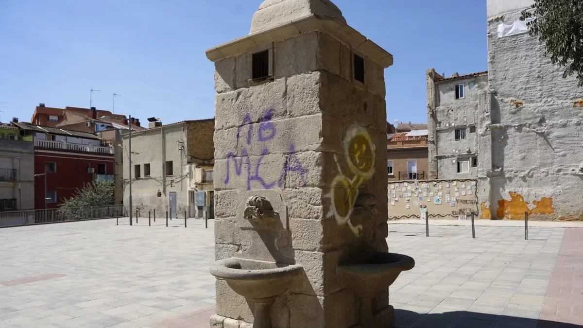 Vecinos de Jaume I denuncian vandalización de fuente histórica en la plaza del Dipòsit.