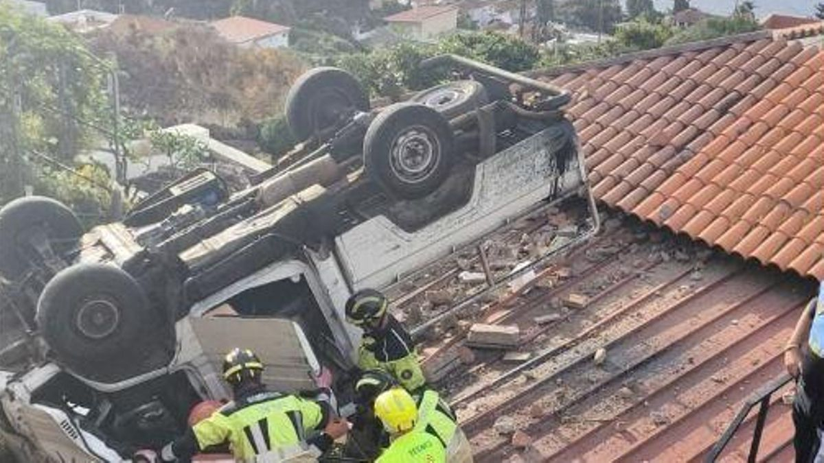Vehículo accidentado en las inmediaciones de la Carretera Nueva La Corujera, municipio de Santa Úrsula (Tenerife).