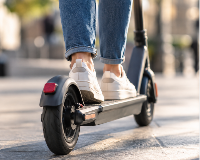 Un turismo embiste a un patinete en Vitoria