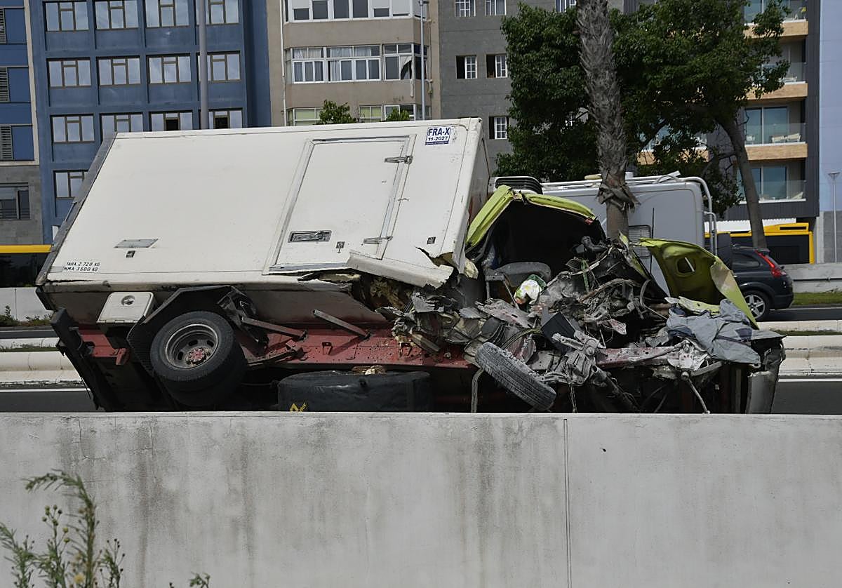 Atasco monumental en la GC-1 tras el vuelco de un camión a la altura del Parque Blanco sentido norte
