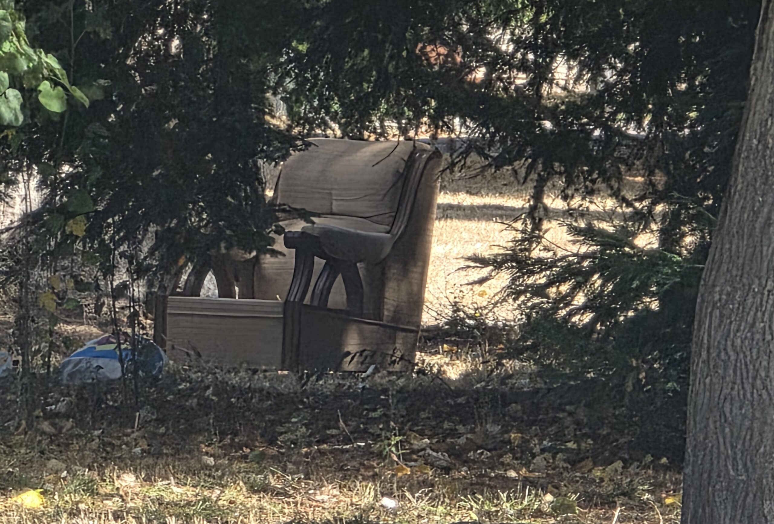 Cortar maleza acaba con ‘sin techo’ en jardines de Vitoria