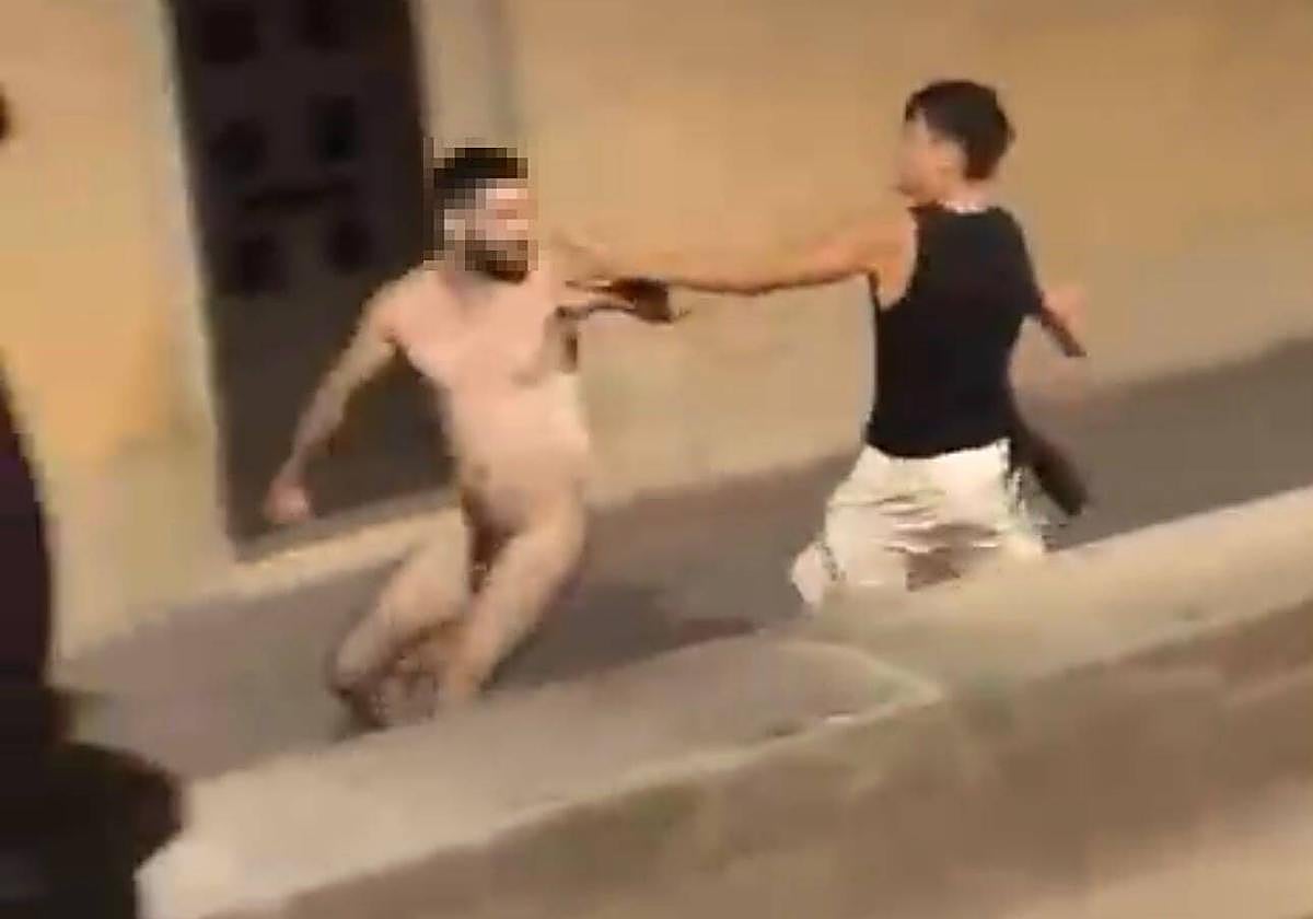 <p><strong>"Escándalo en Elche: Hombre desnudo desata pelea en plena Plaza Blanca"</strong></p>