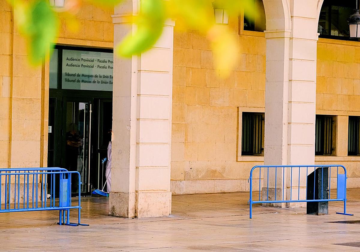 RASCACIELOS BENIDORM | Piden seis años de cárcel para una mujer acusada de cortar la cuerda de un trabajador suspendido entre los pisos 12 y 13 de un edificio en Benidorm