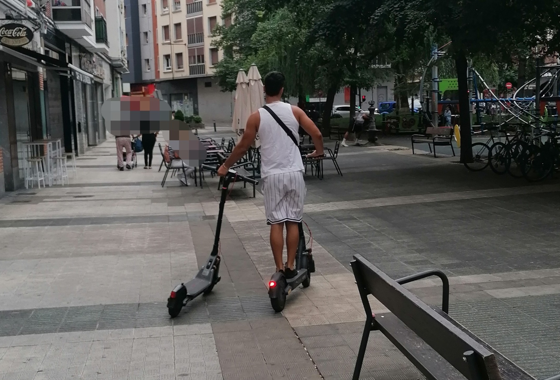 Dejas el patinete junto al comercio… ¡Y en Vitoria lo roban!