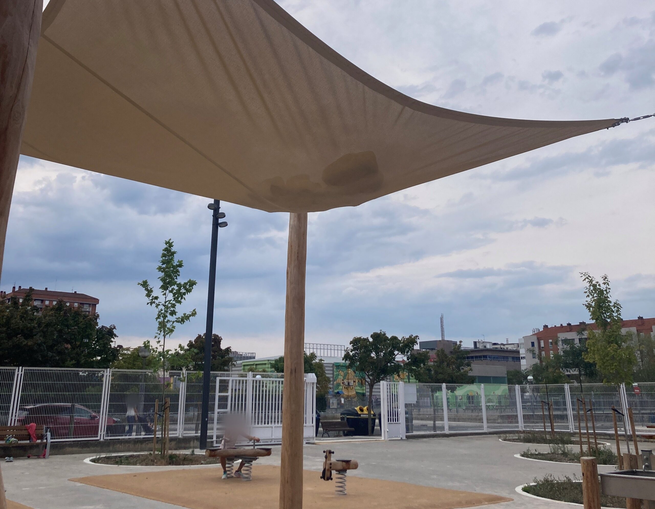 <p><strong>¡Alerta en Vitoria! Vecinos denuncian peligro inminente para niños en parque infantil debido a piedras sobre toldo</strong></p>