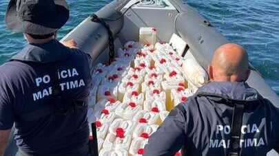 La Policía Marítima halla 80 bidones con 1.600 litros de combustible