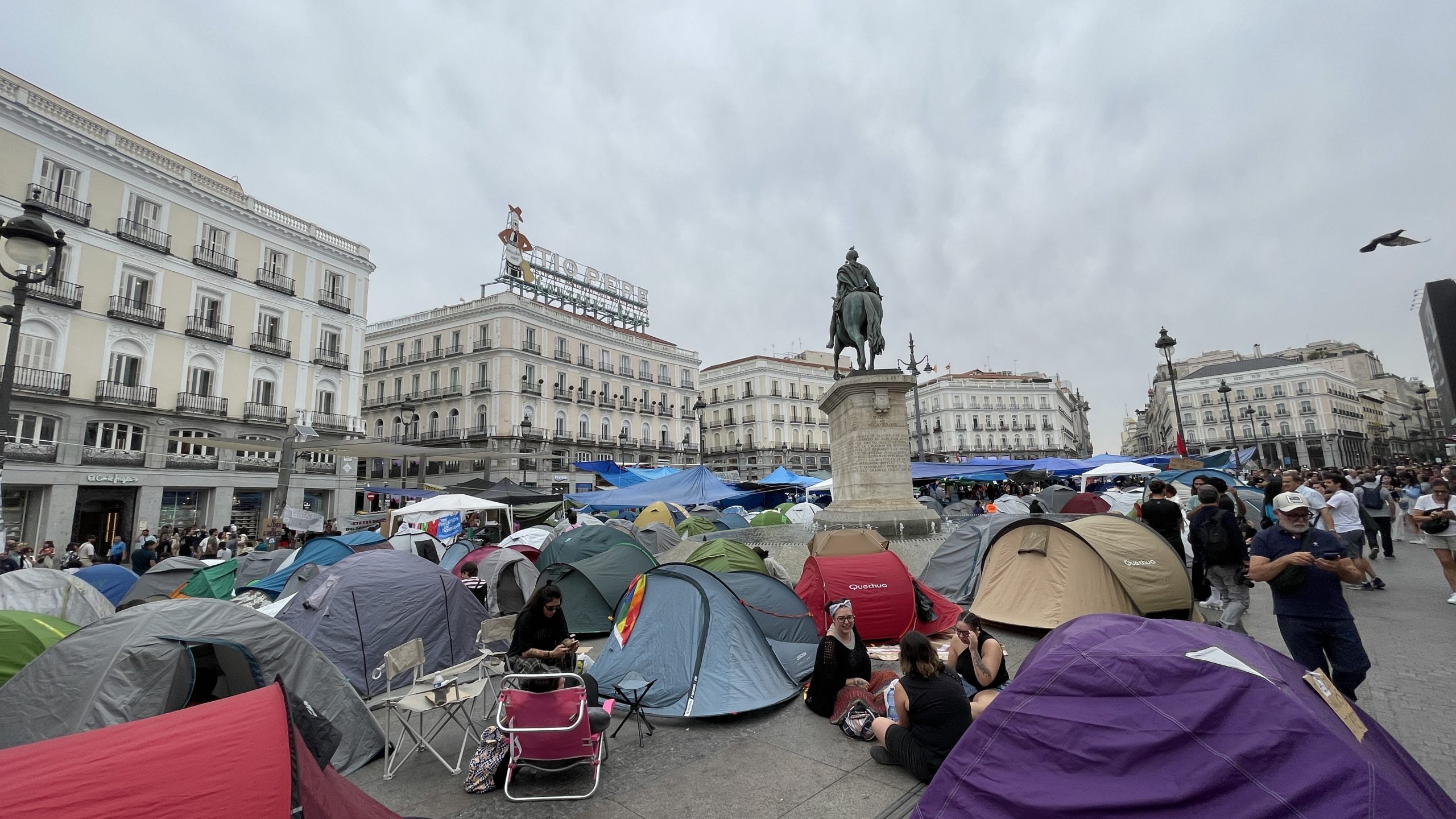 76 multas por botellón en la acampada de Sol