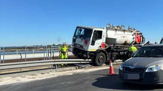 Accidente en el Puente Colón: un camión choca contra los quitamiedos y colapsa la entrada a Huelva