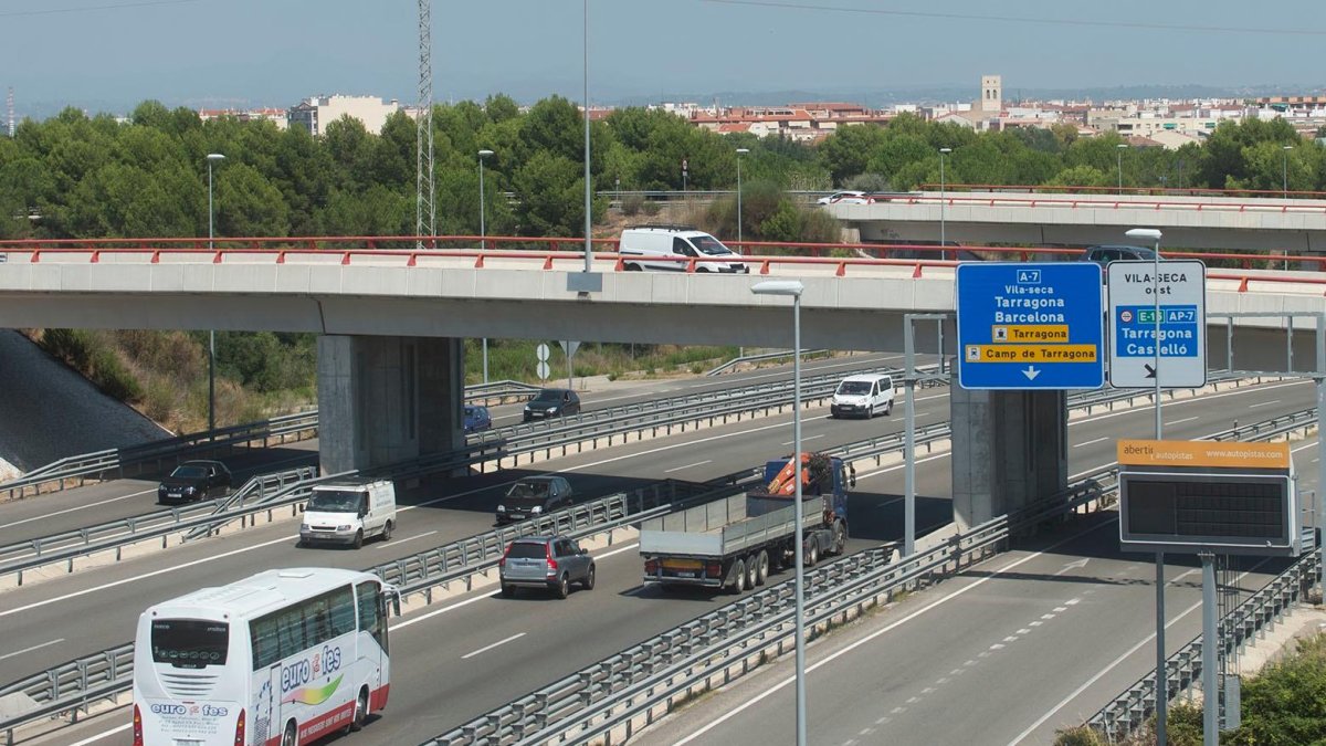 Accidente de camión frigorífico provoca caos en la A-7 a la altura de Vila-seca, con dos kilómetros de tráfico lento