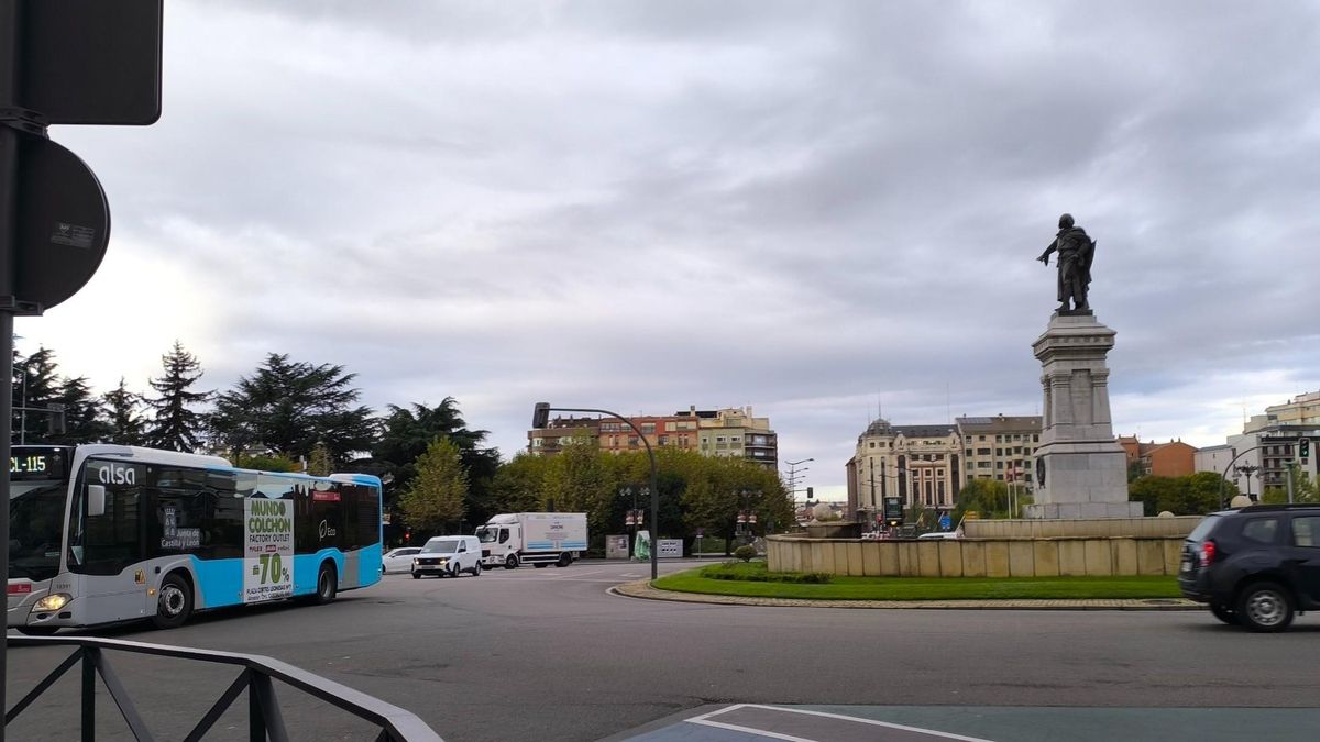 Tráfico en la Plaza de Guzmán El Bueno en León.