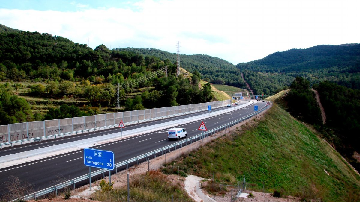 Un herido en un accidente entre una furgoneta y un coche antes de la entrada del túnel del Coll de l'Illa