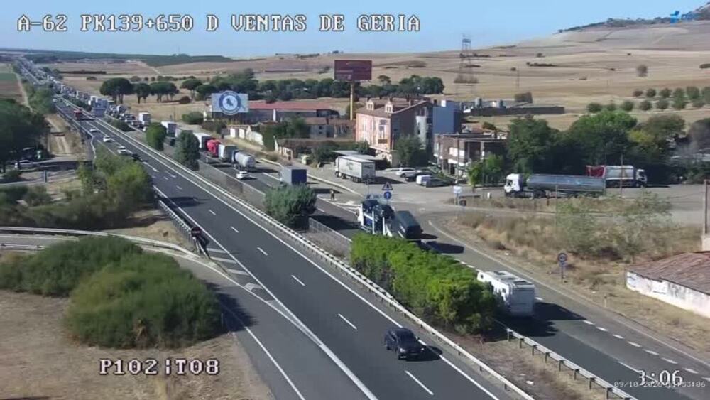 Una colisión corta un carril de la A-62 en Tordesillas