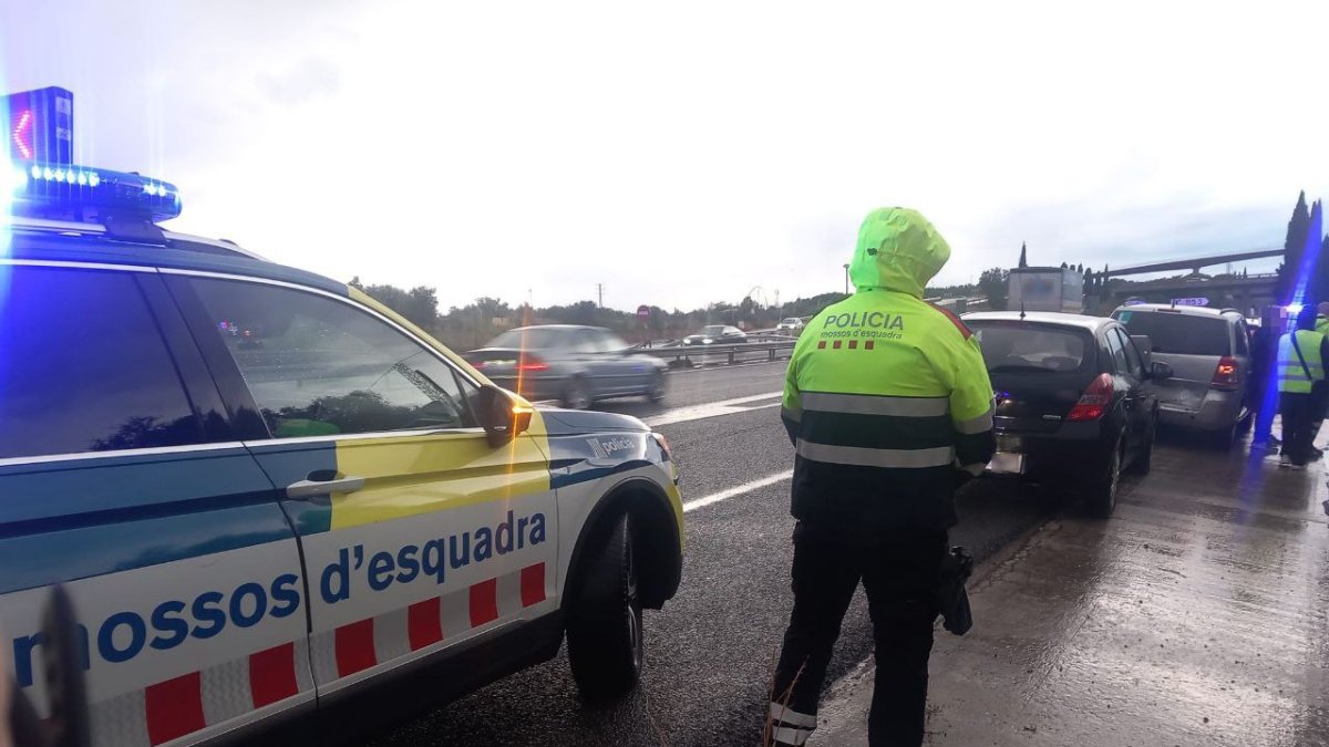 Un accidente entre un coche y una furgoneta provoca retenciones en la A-7 en Tarragona