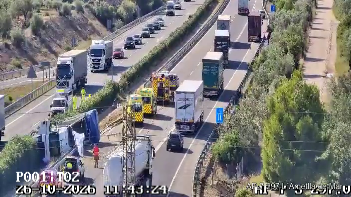 Accidente en la AP-7: Camión vuelca en L’Ametlla de Mar y provoca importantes retenciones