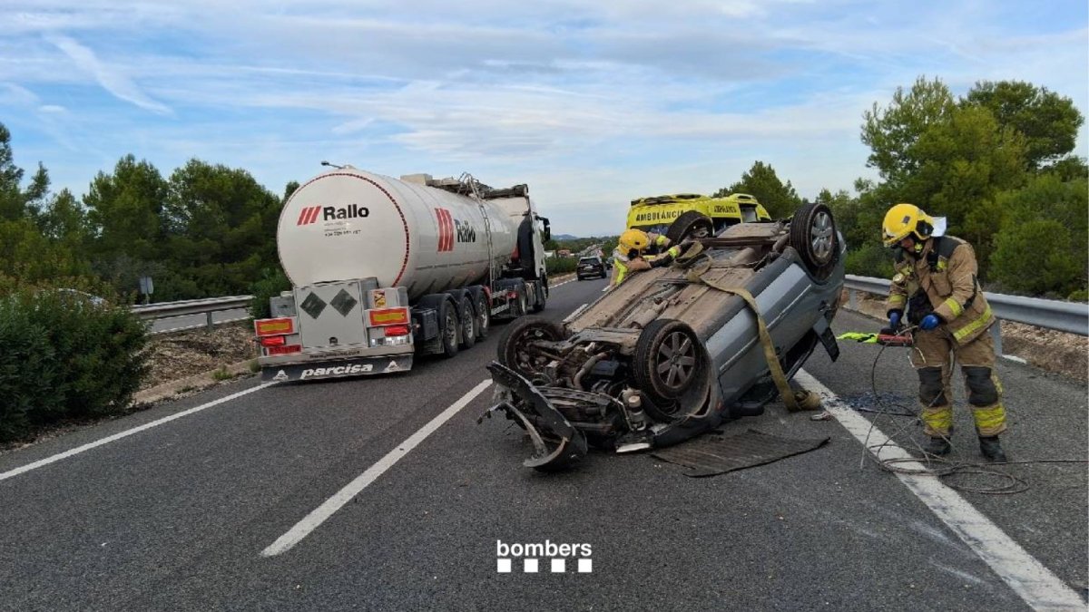 Un coche vuelca en la AP-7 en L'Ametlla de Mar: conductor herido