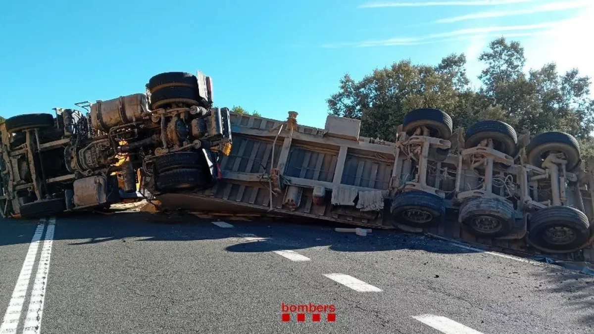 Retenciones al volcar un camión en la C-14 en Oliola