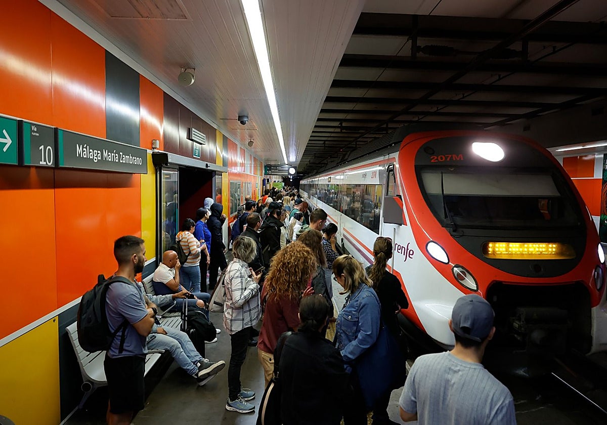 Un viajero descuelga una puerta de una patada y provoca hasta 20 minutos de parada del Cercanías de la Costa del Sol
