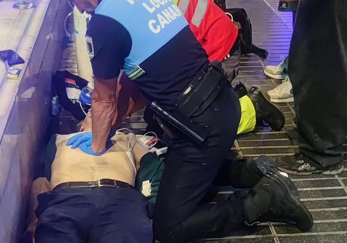 Dos policías locales reaniman a un hombre que se desvaneció en el Paseo de Chil, en Las Palmas de Gran Canaria