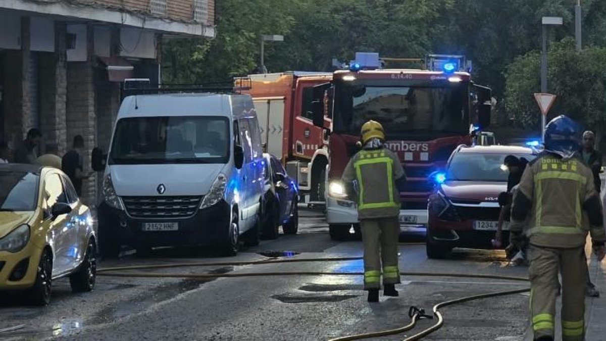 Cuatro desalojados en El Vendrell por el fuego en una batería de contenedores de basura