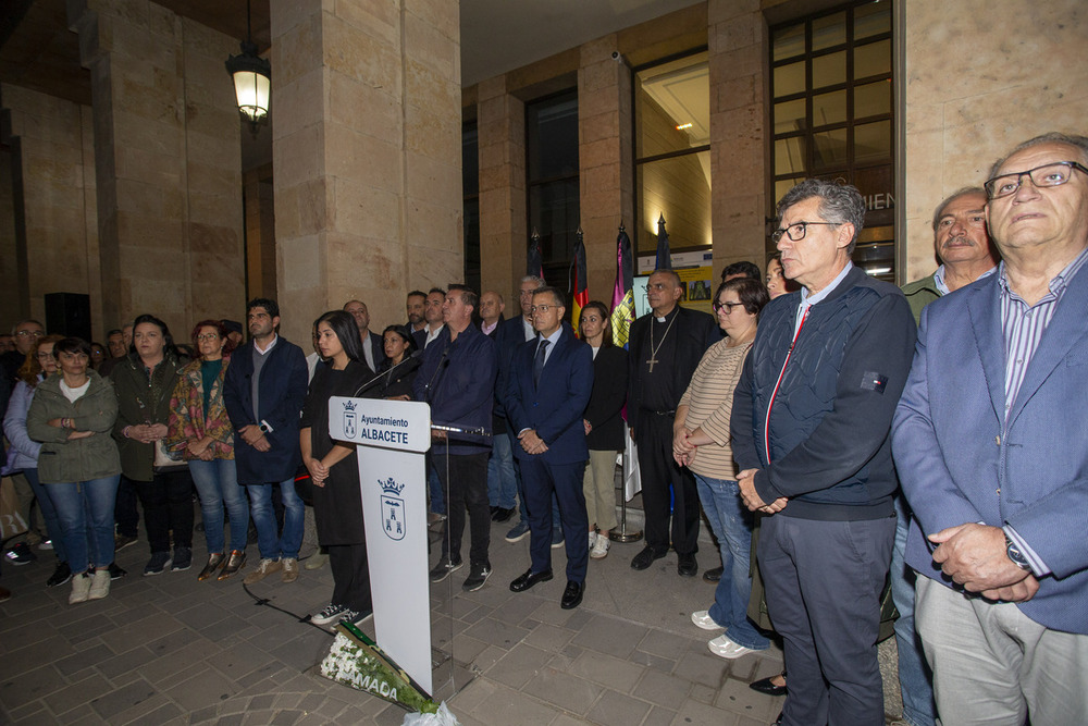 La ciudad se suma al minuto de silencio