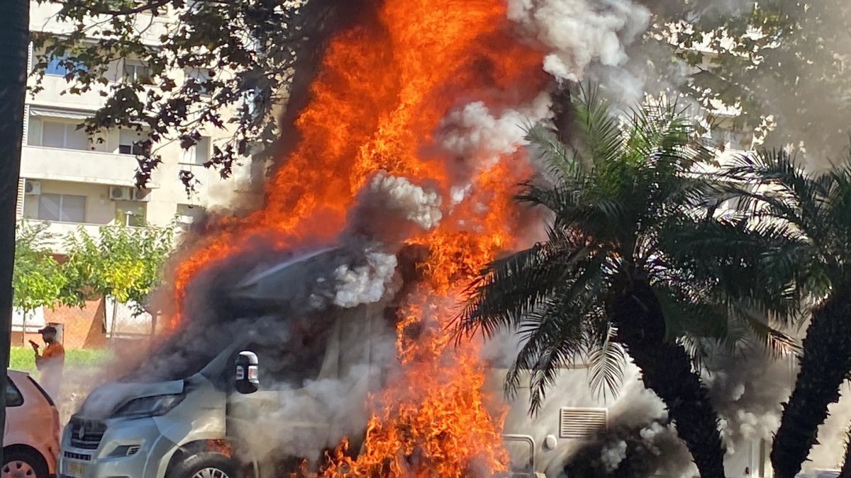 Aparatoso incendio consume autocaravana en Reus: ocupantes y su perro ilesos