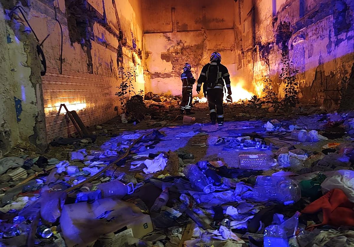 Los bomberos sofocan un incendio en un solar junto a dos viviendas en La Isleta