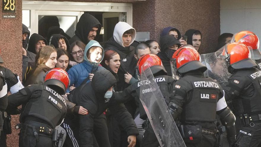 Dos personas, detenidas en los incidentes registrados en la protesta contra un desahucio en Vitoria