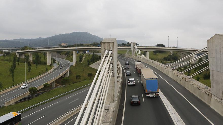 Retenciones en la AP-8 en Errenteria y tráfico lento en la AP-1 en Arrasate por afecciones en zonas de obras