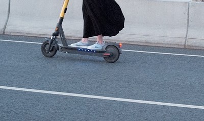 Huye un patinete en Vitoria tras atropellar a una niña