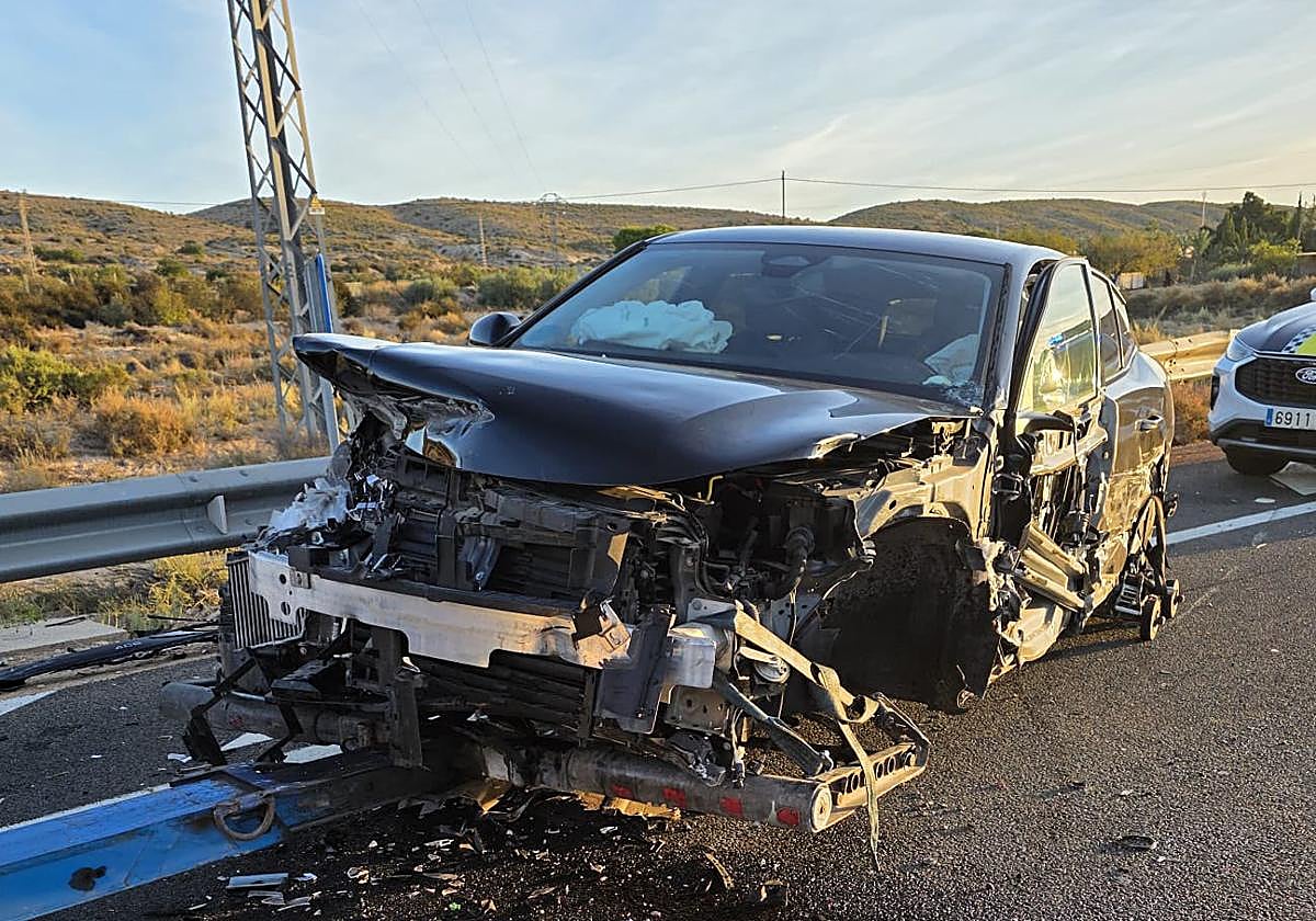 <p><strong>Conductor ebrio protagoniza peligrosa fuga en Alicante: arremete contra la policía y termina estrellándose cerca de un colegio</strong></p>