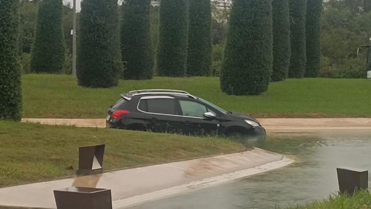 Un coche se da un chapuzón en una fuente de Reus tras ‘comerse’ la rotonda de la salida hacia Tarragona