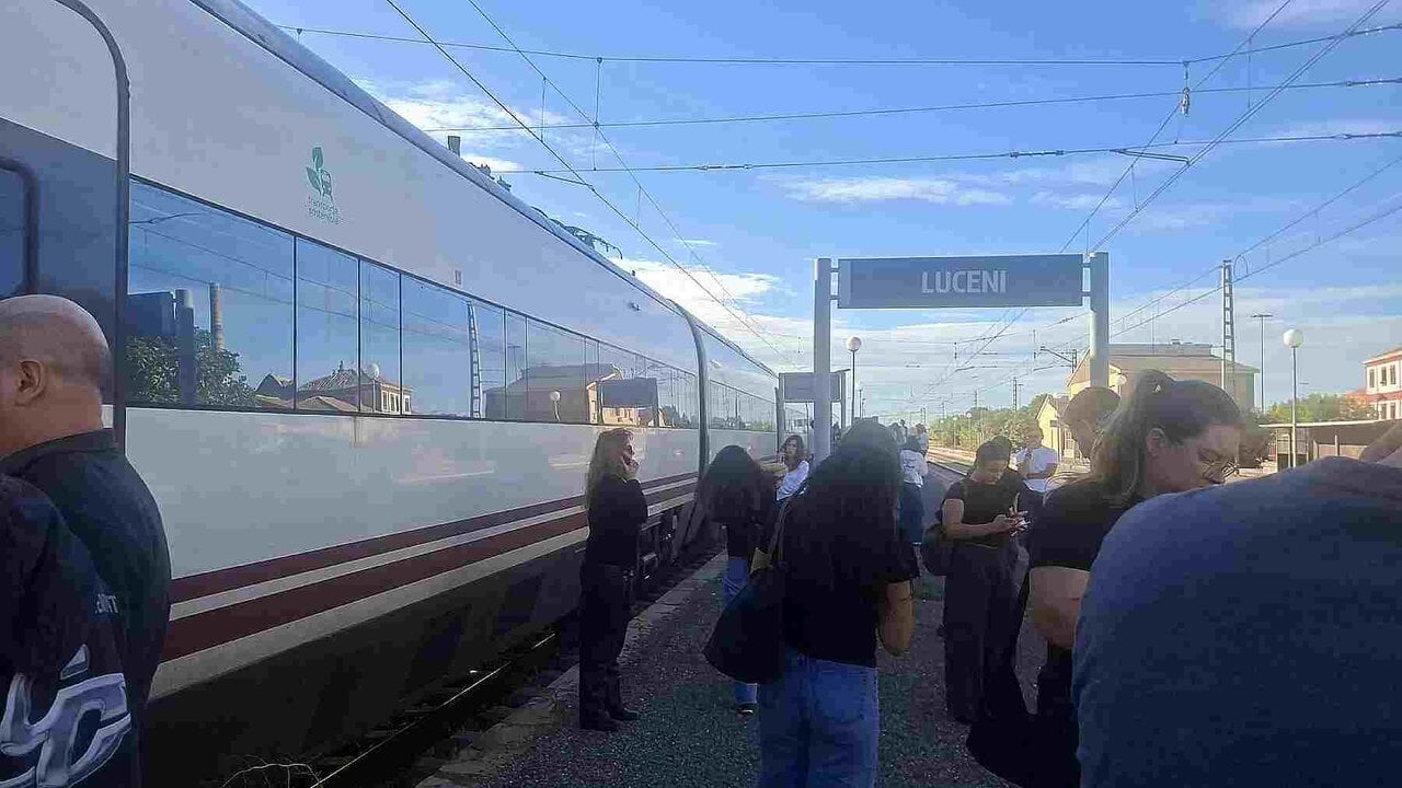 Casi 300 viajeros del Alvia Pamplona-Madrid quedan atrapados en la estación de Luceni "por una incidencia técnica"