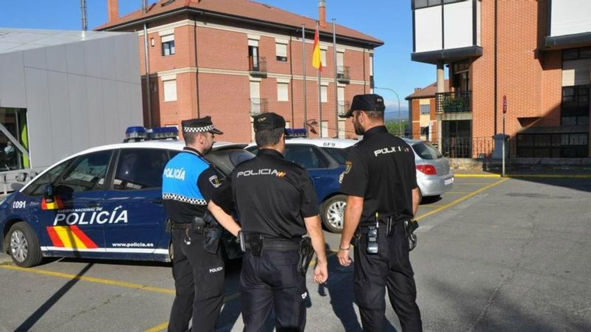 Agentes de la Policía Local y la Policía Nacional en la Comisaría de Astorga, archivo.