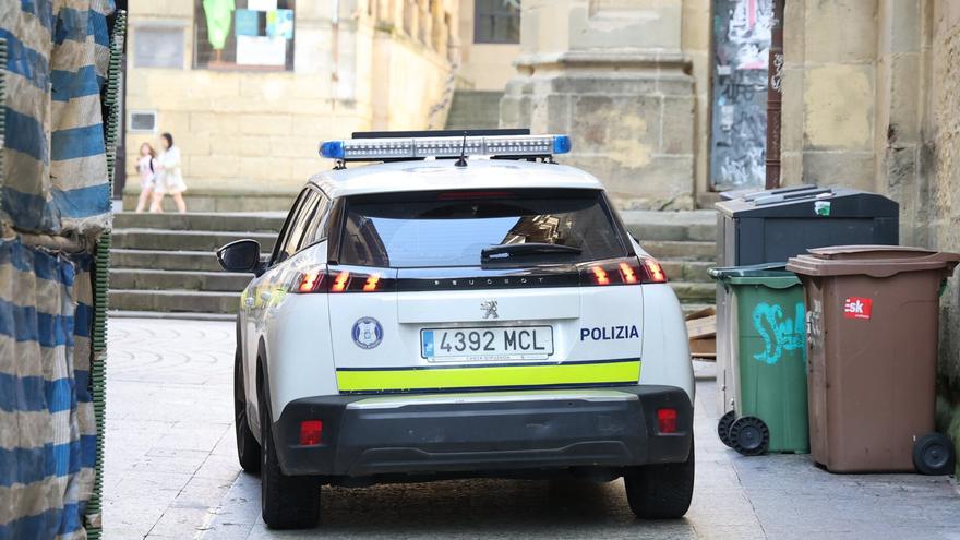 Le agreden, le roban y vuelven minutos después para seguir con la paliza con un palo y una cadena en Donostia