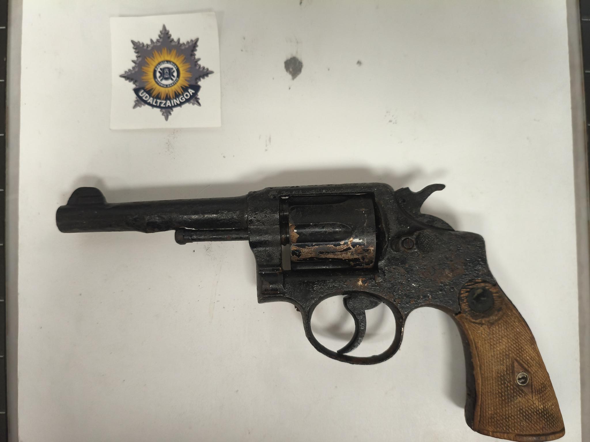La Policía de Vitoria pilla un revólver y olvida al ‘pistolero’