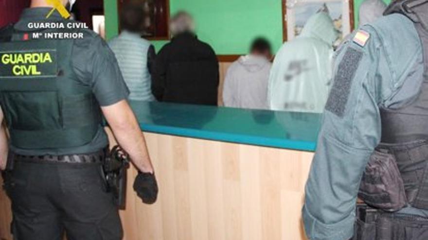 Desmantelado un grupo en Cantabria, con 27 detenciones, que obligaba a mujeres extranjeras a prostituirse / Guardia civil.