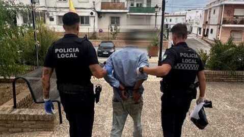 Vendía fruta sin autorización y acaba detenido tras tenderse en mitad de la carretera