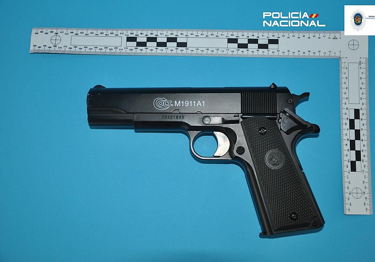Detenido por amenazar en el centro de Cáceres a varios viandantes con una pistola que parecía real