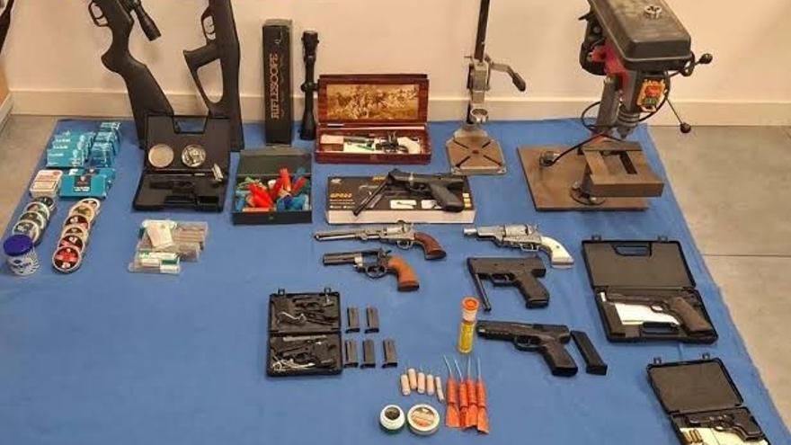 Ingresa en prisión un hombre acusado de modificar armas y acumular materiales para explosivos en Mérida